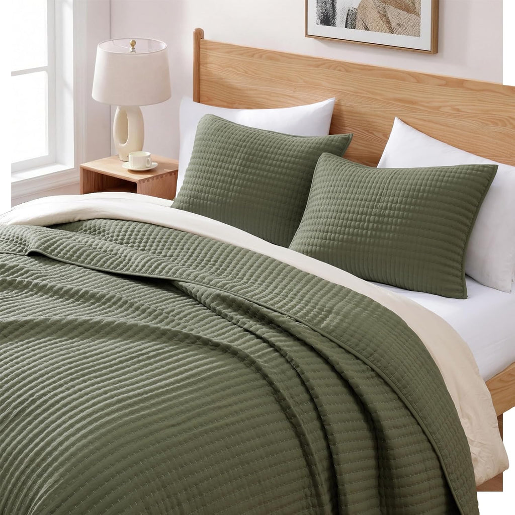 Queen Quilt-3 Pieces Lightweight Bedspreads Olive Green Queen Size Quilt Bedding Set for All Seasons, Soft Summer Coverlet with 2 Pillow Shams Suitable for Bed & Couch